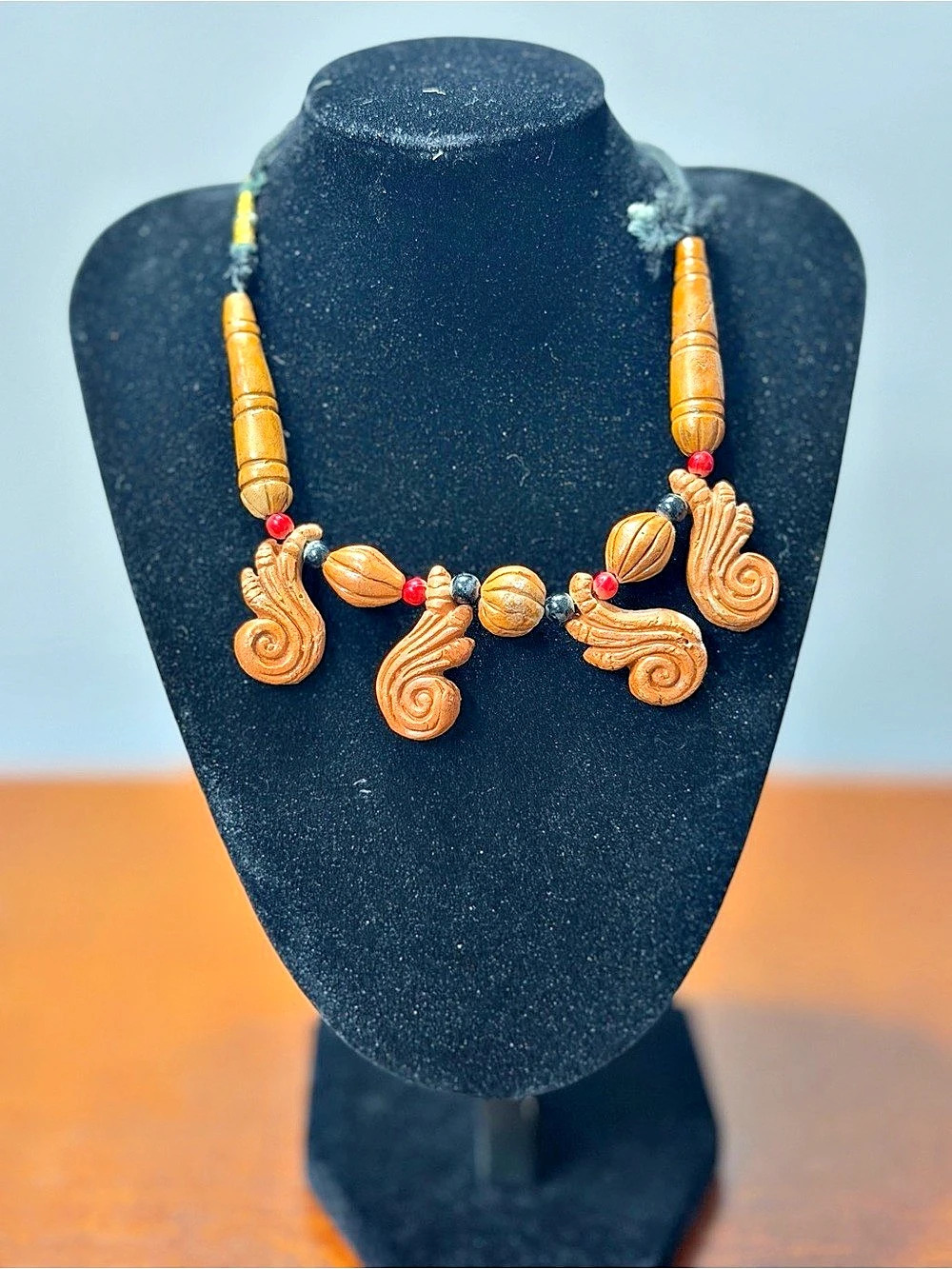Beaded Pendant Necklace in Brown & Red Like New